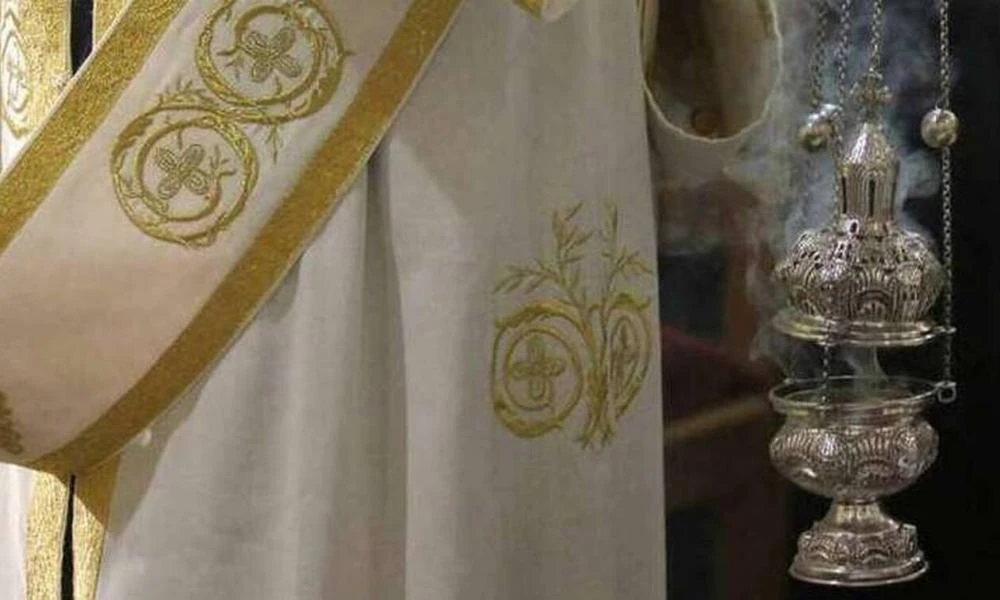 Ενορίτισσα χαστούκισε ιερέα την ώρα του κηρύγματος με αφορμή τις νέες ταυτότητες